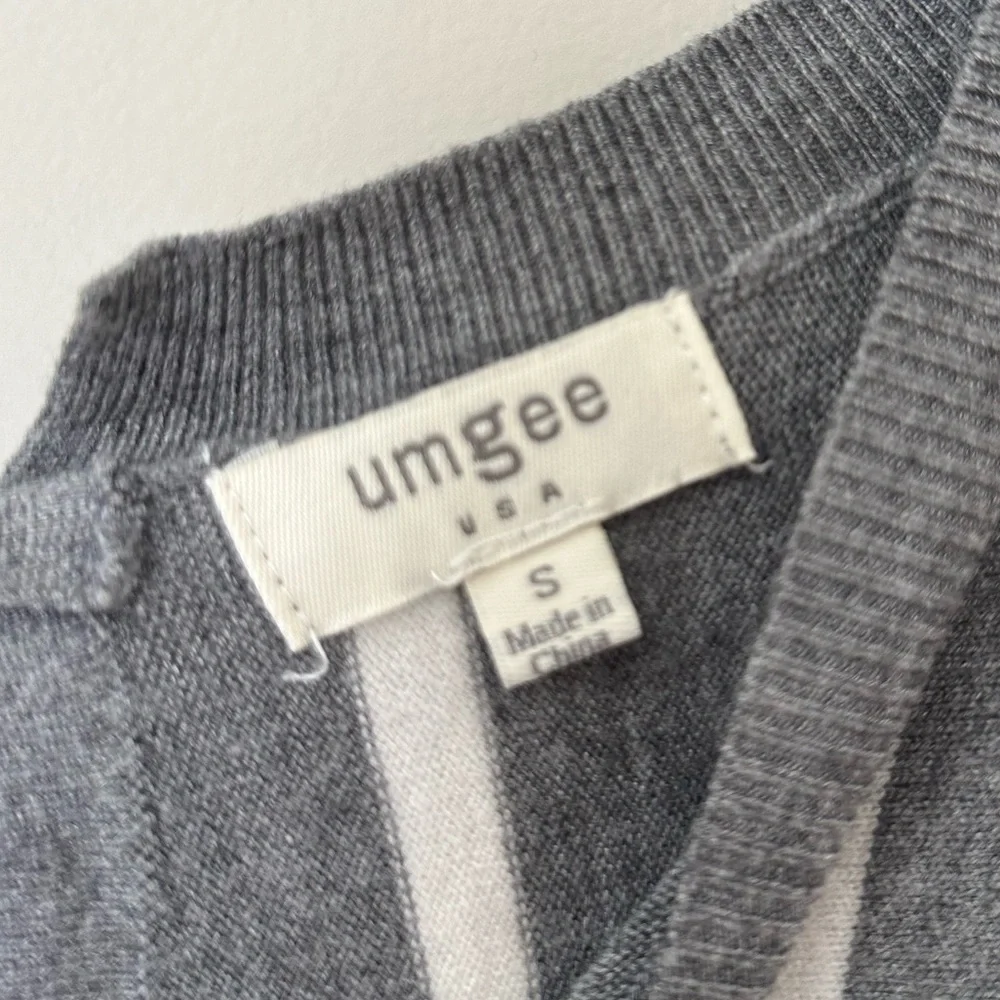 Umgee Women's Crew Neck Open Back Super Soft Striped Sweater Size Small - Picture 3 of 4